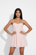 Modelo manos cadera vestido angel rosa