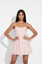 Modelo manos cadera vestido angel rosa