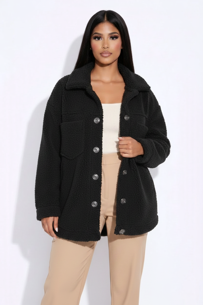 Modelo con chaqueta teddy negra