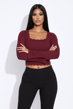 Modelo top encaje exclusivo burdeos - brazos cruzados