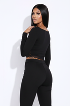 Modelo top encaje exclusivo negro - mirando por encima del hombro