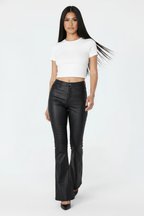 Modelo pantalones campana negro - caminando