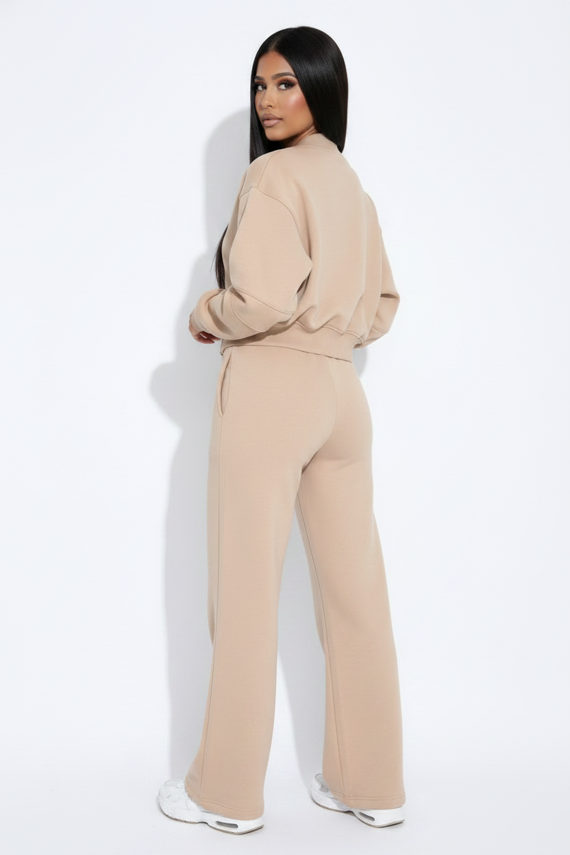 Modelo sudadera bomber beige - mirando por encima del hombro