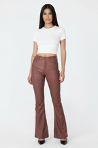 Modelo pantalones campana marrón - frontal