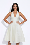 Modelo manos cadera vestido halter jacquard blanco
