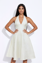 Modelo manos cadera vestido halter jacquard blanco