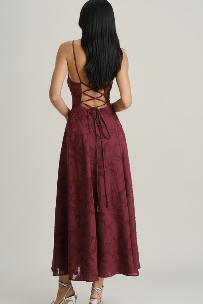 Modelo de espaldas con vestido largo jacquard burdeos
