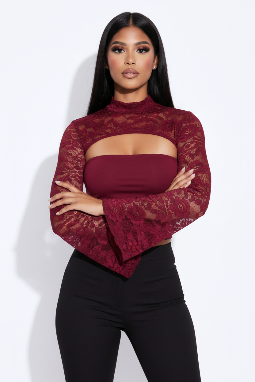 Modelo top encaje couture rojo - brazos cruzados