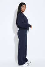 Modelo conjunto azul marino - perfil mirando a cámara