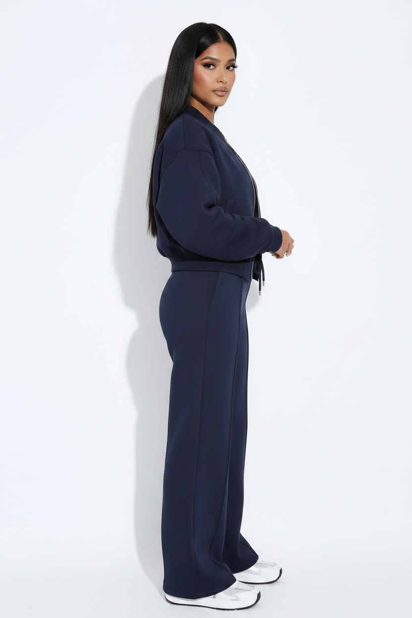 Modelo conjunto azul marino - perfil mirando a cámara