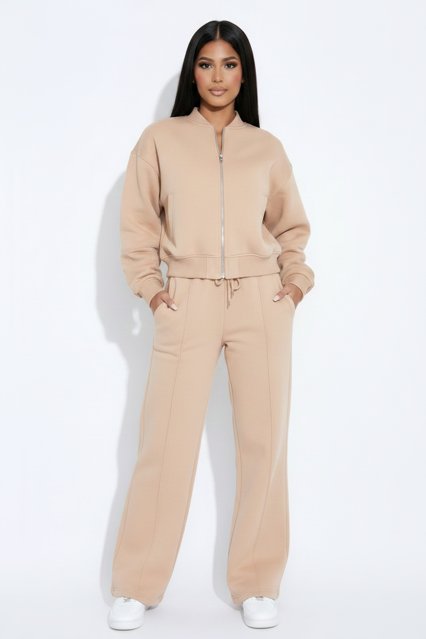 Modelo sudadera bomber beige - manos en bolsillos
