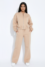 Modelo sudadera bomber beige - manos en bolsillos