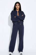 Modelo conjunto azul marino - brazos cruzados