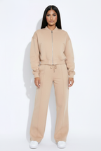 Modelo sudadera bomber beige - frontal