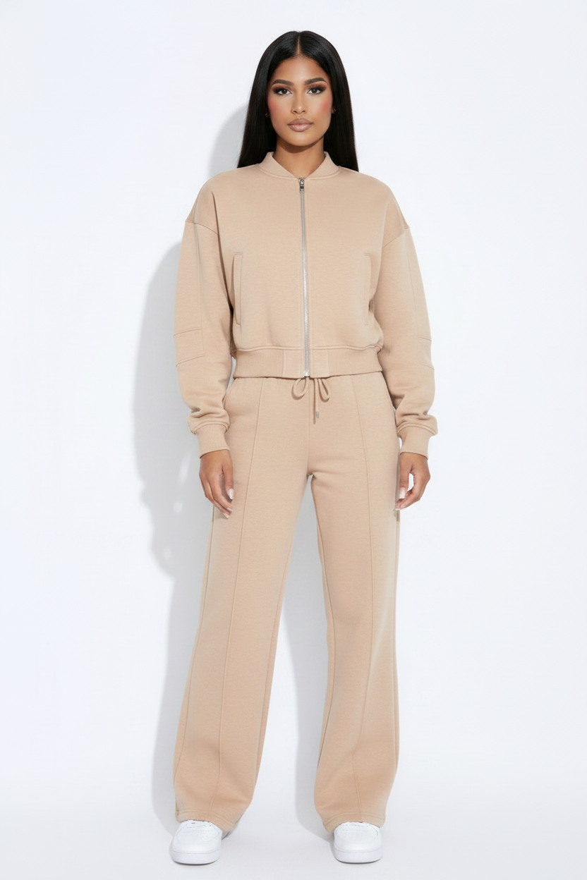 Modelo sudadera bomber beige - frontal