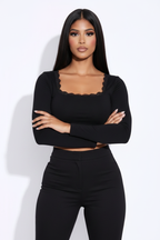 Modelo top encaje exclusivo negro - brazos cruzados