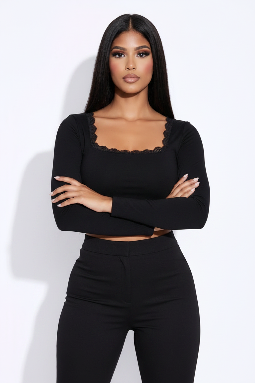 Modelo top encaje exclusivo negro - brazos cruzados