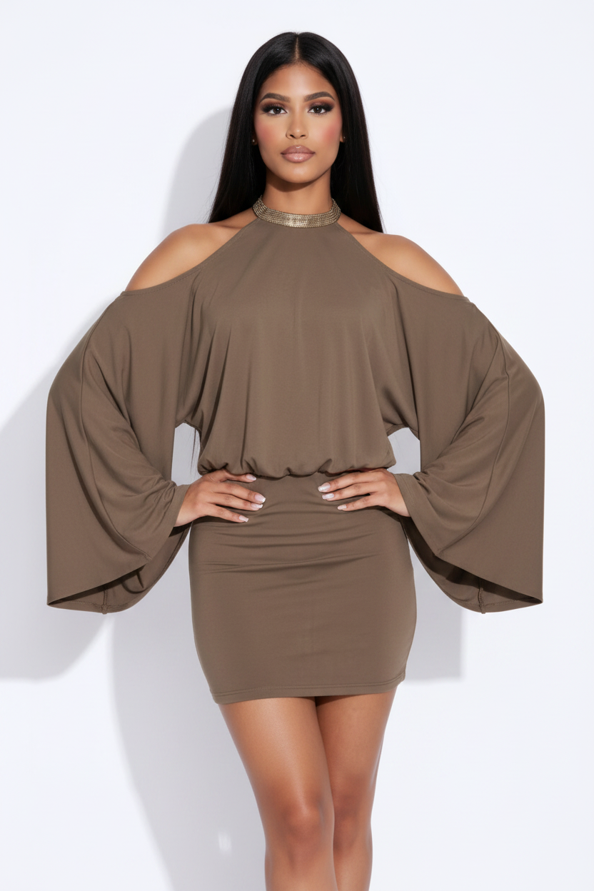 Modelo manos en cadera vestido mariposa