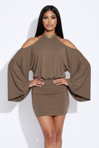 Modelo manos en cadera vestido mariposa