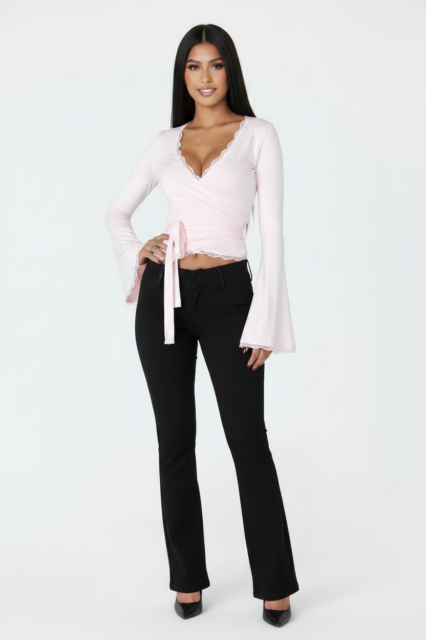 Modelo top cruzado encaje rosa - mano en cadera