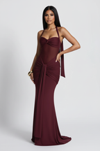 Modelo vestido sirena reloj de arena burdeos - mano en cadera