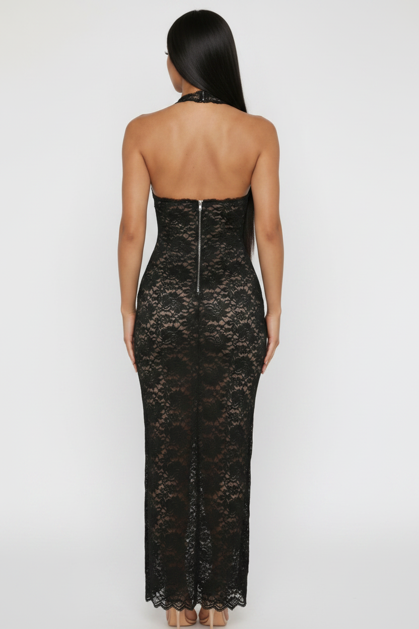 Modelo con Vestido Largo de Encaje Negro, vista trasera