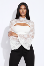 Modelo top encaje couture blanco - brazos cruzados