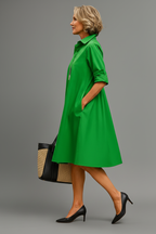 Vestido midi verde - pose lateral caminando