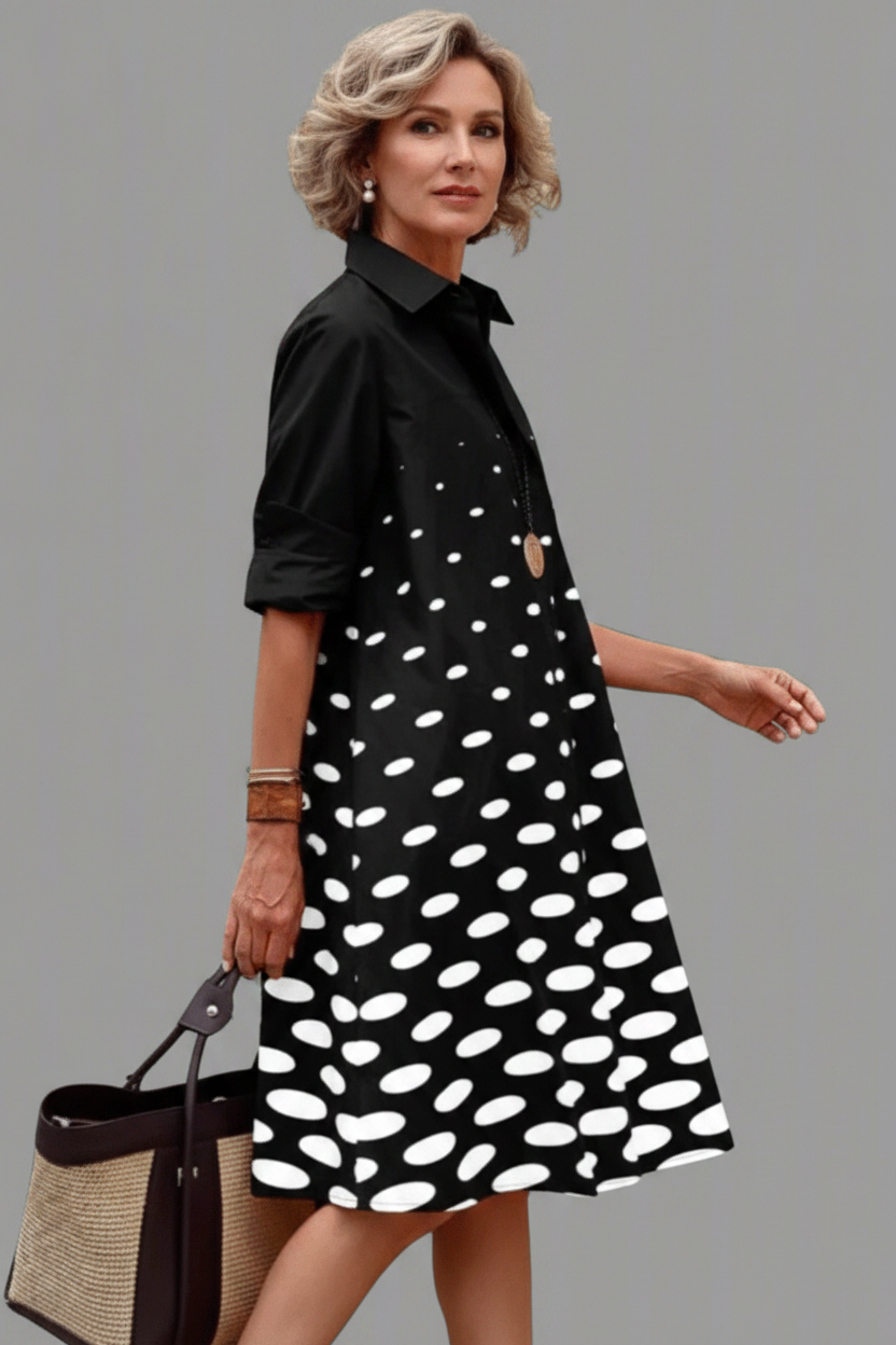 Vestido midi negro - pose lateral caminando