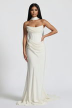 Modelo vestido largo divina blanco - mano en cadera