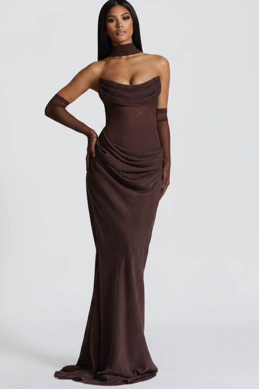 Modelo vestido largo divina marrón - mano en cadera