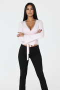 Modelo top cruzado encaje rosa - brazos cruzados
