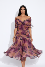 Modelo vestido floral morado - caminando