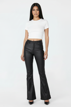 Modelo pantalones campana negro - frontal