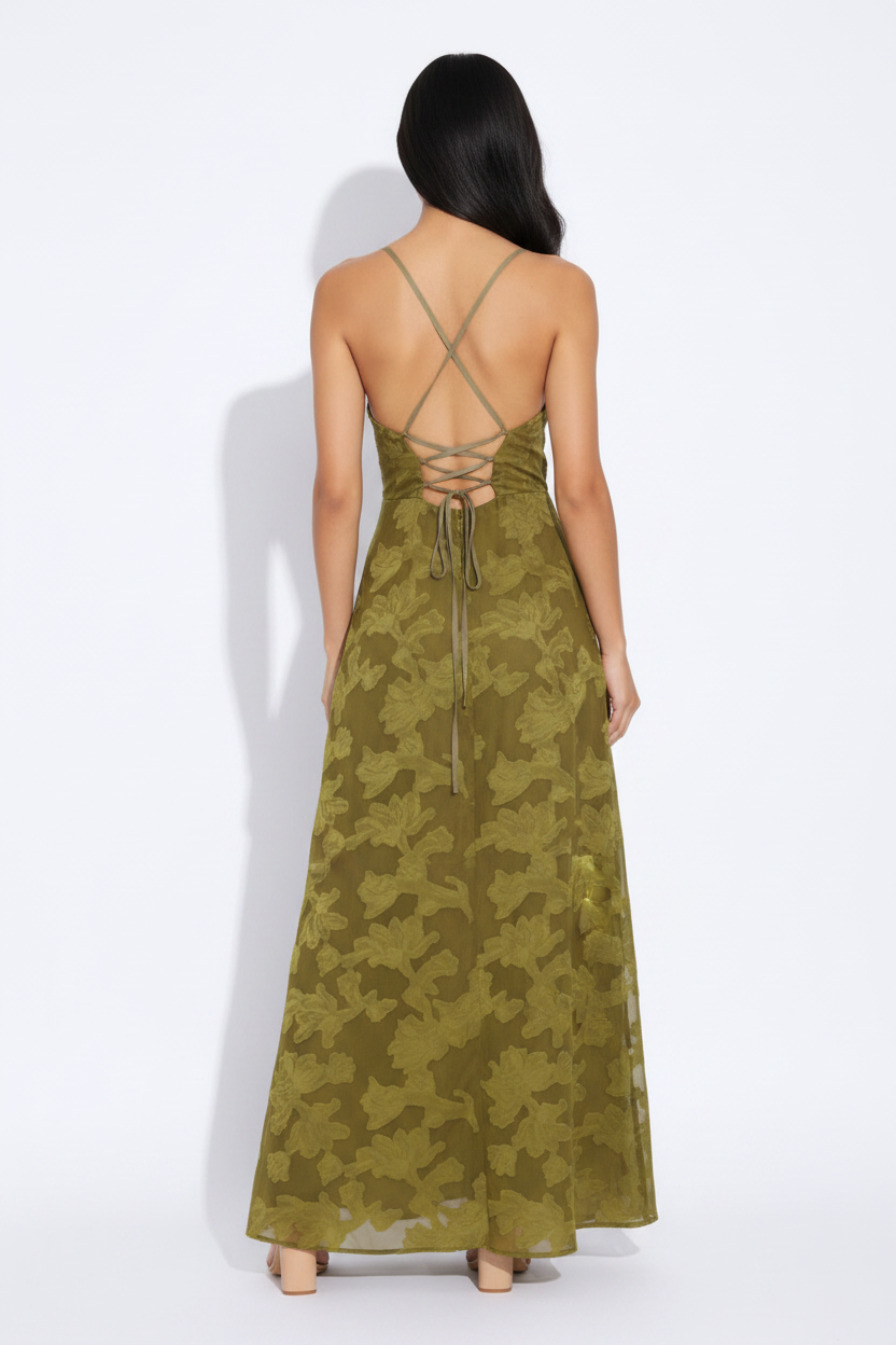 Modelo de espaldas con vestido floral verde oliva