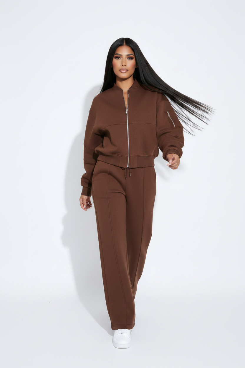 Modelo conjunto marrón chocolate - caminando