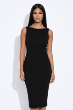 Modelo pose frontal vestido ondas de agua negro