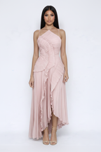 Modelo vestido volantes rosa - frontal