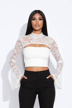 Modelo top encaje couture blanco - manos en bolsillos