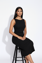 Modelo sentada vestido ondas de agua negro