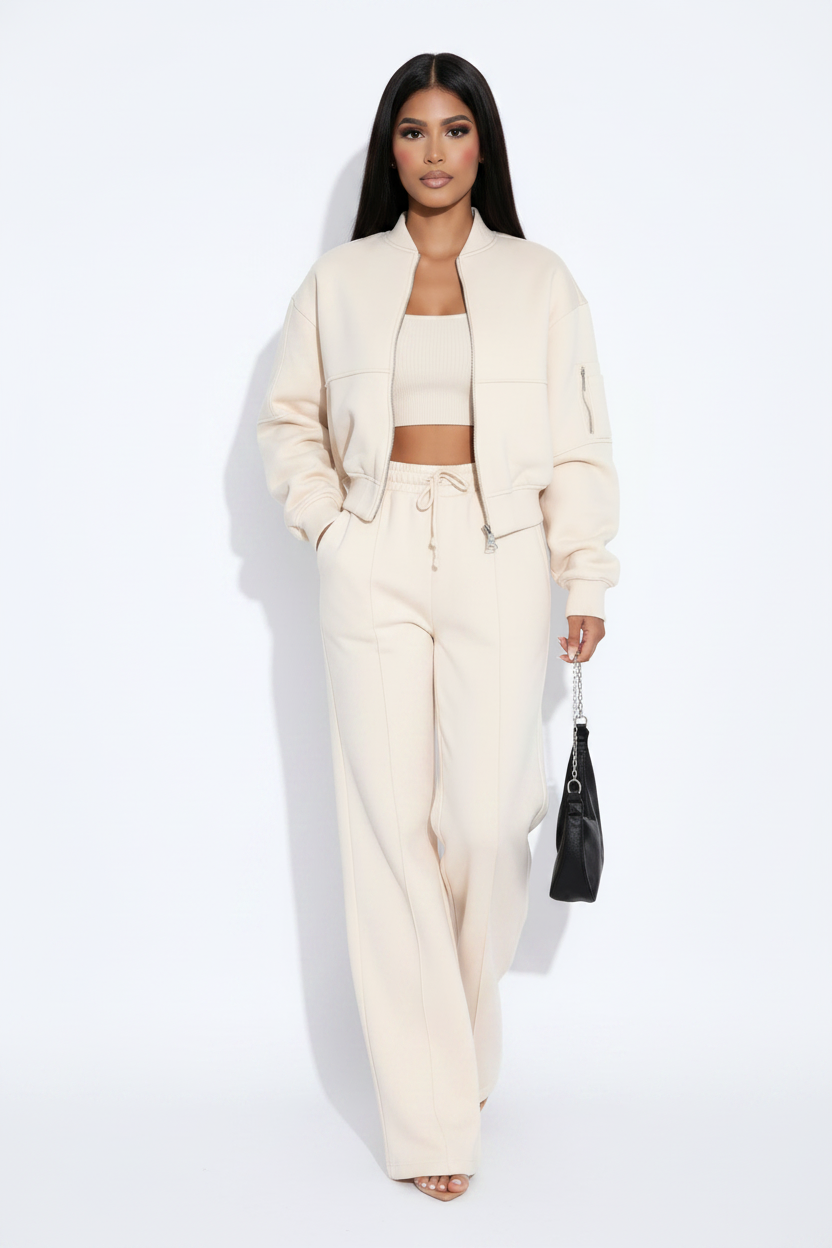 Modelo conjunto oversize crema - pose caminando