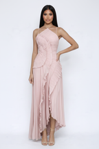 Modelo vestido volantes rosa - mano en cadera
