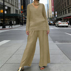 Conjunto con cuello en V y pantalones de pierna ancha