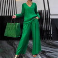 Conjunto con cuello en V y pantalones de pierna ancha