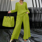 Conjunto con cuello en V y pantalones de pierna ancha