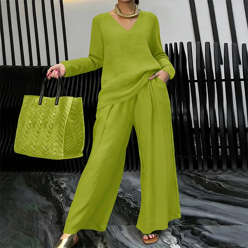 Conjunto con cuello en V y pantalones de pierna ancha