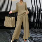 Conjunto con cuello en V y pantalones de pierna ancha